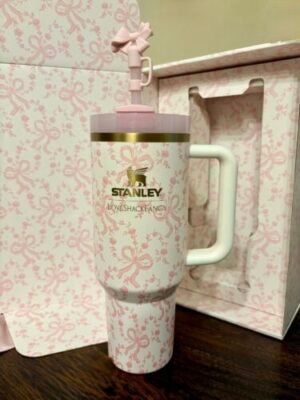 The Stanley 1913 X LoveShackFancy Quencher – Coquette Bow – Chantilly Coquette Bow Chantilly 40oz tumbler gift set